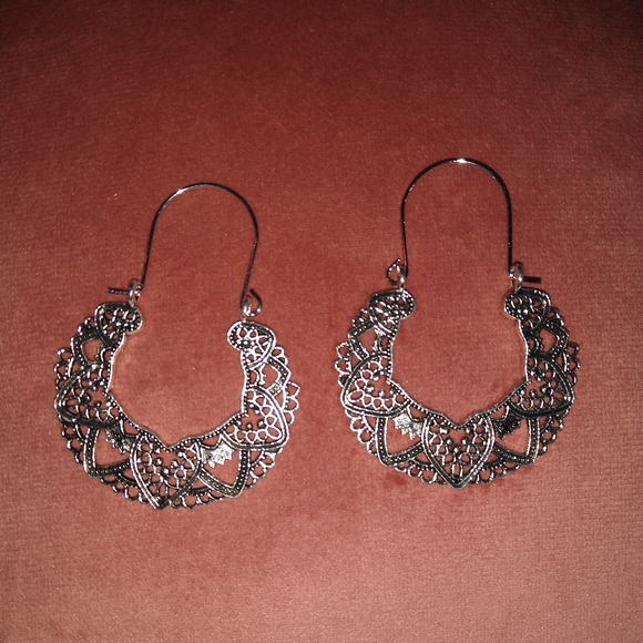Ornate Silver Heart Filigree Metal Lace Earrings Hoop Huggie Hoops New - Picture 5 of 6